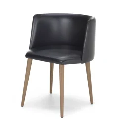 Sedia Pergy in pelle nera con gambe in noce