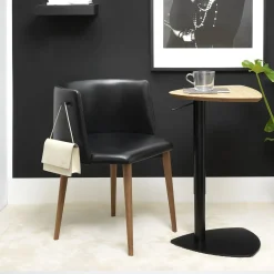 Sedia Pergy in pelle nera con gambe in noce