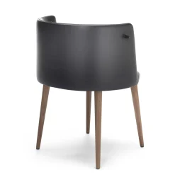 Sedia Pergy in pelle nera con gambe in noce