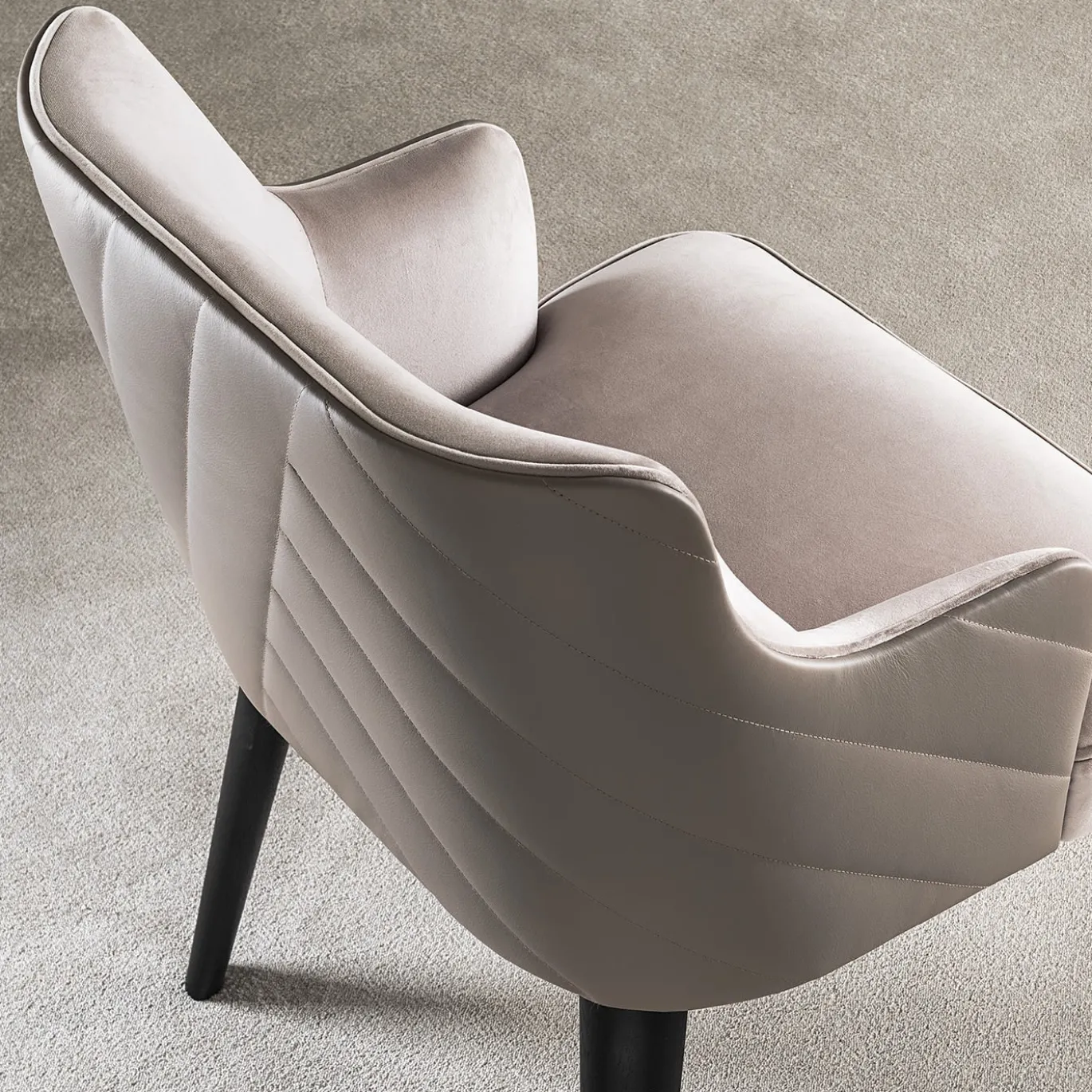 Sedia Royale Quilt in pelle e velluto color taupe di Castello Lagravinese