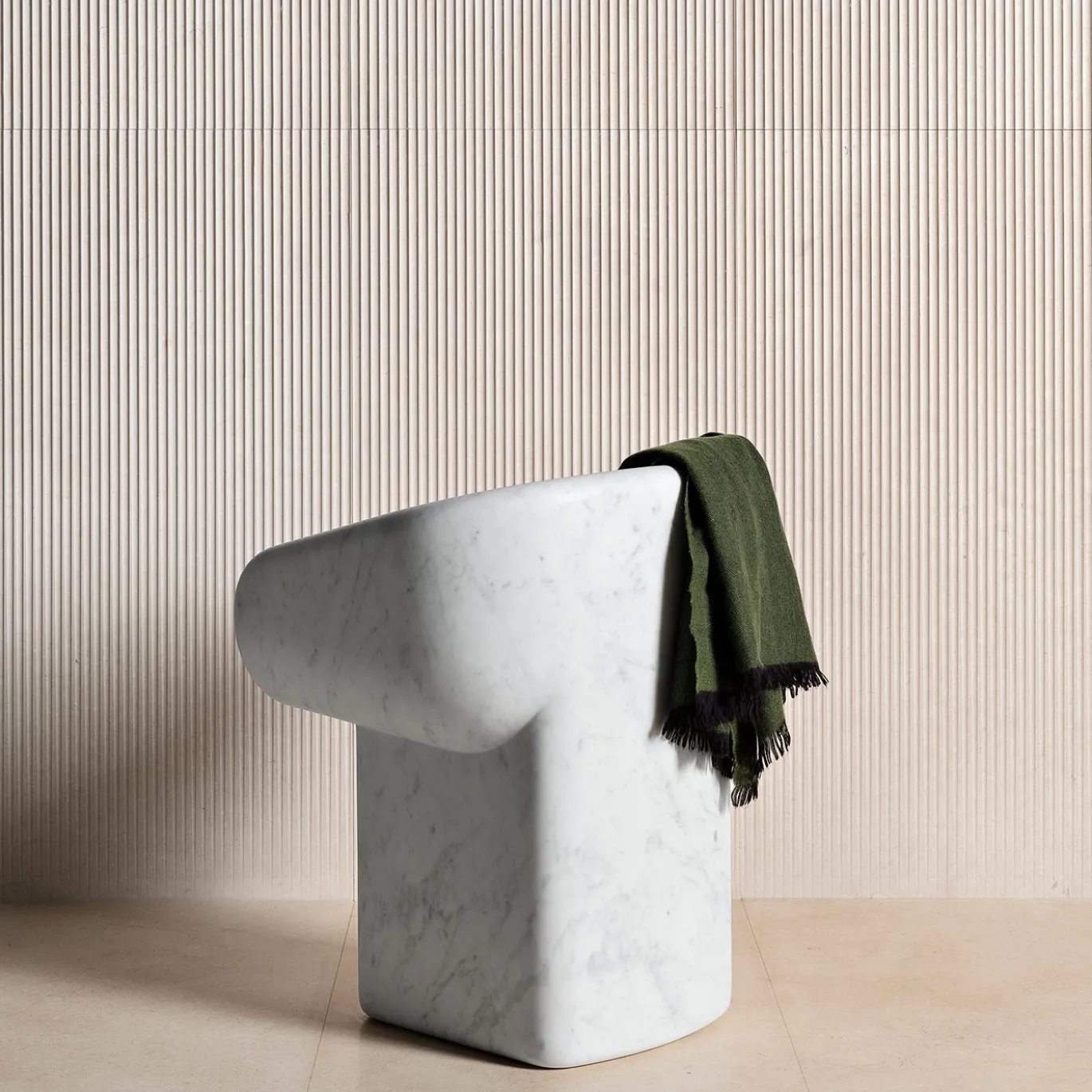 Sedia scultorea in marmo bianco Cosimo