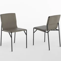 Sedia Tout Le Jour in pelle color taupe di Marc Thorpe