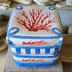 Seduta scultorea 4 cuscini blu con decorazione in corallo rosso