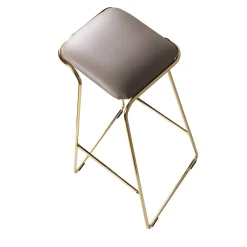 SEMBRA UNO SGABELLO SCULTOREO IN ORO E PELLE