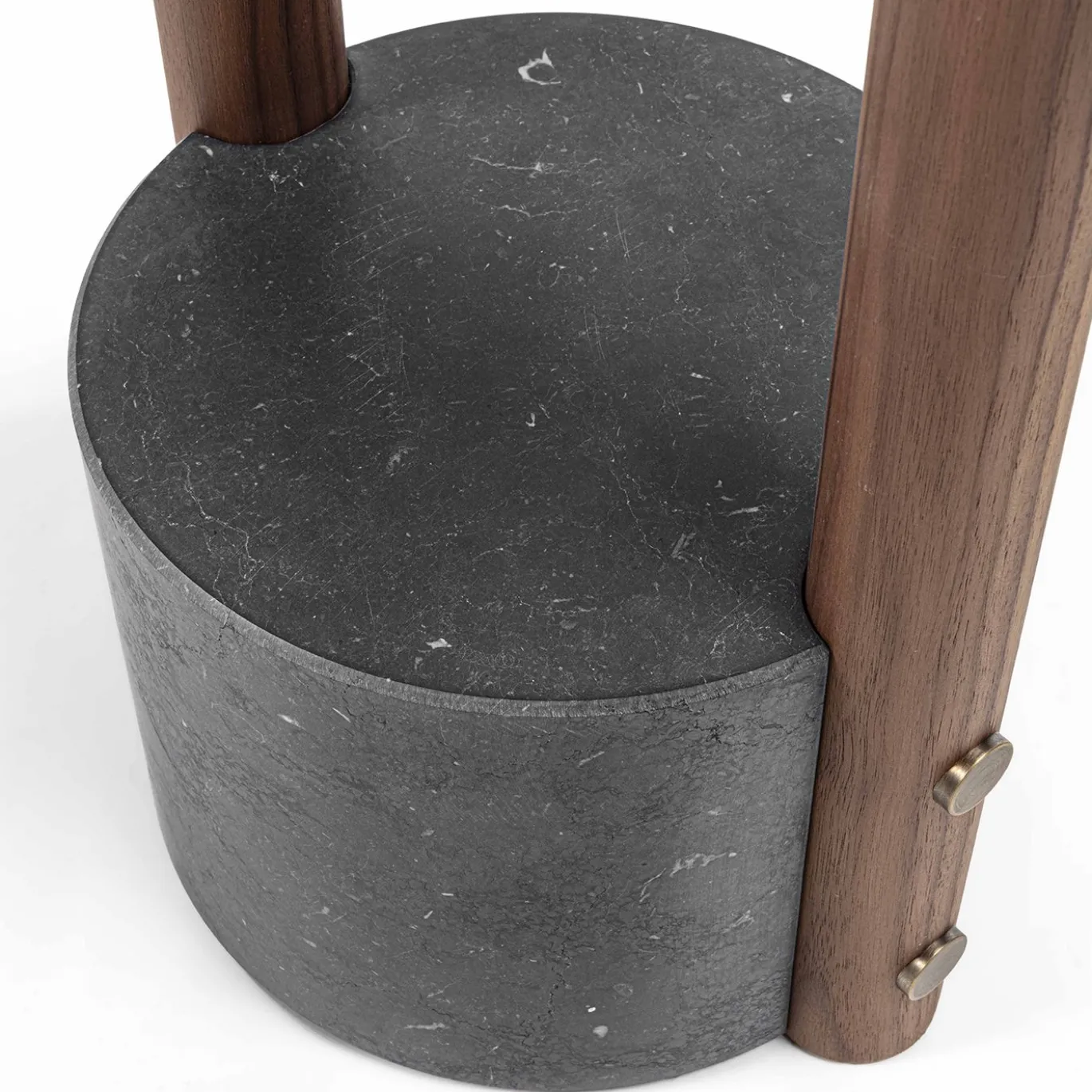 Servomuto Patrick in legno di noce con base in marmo nero