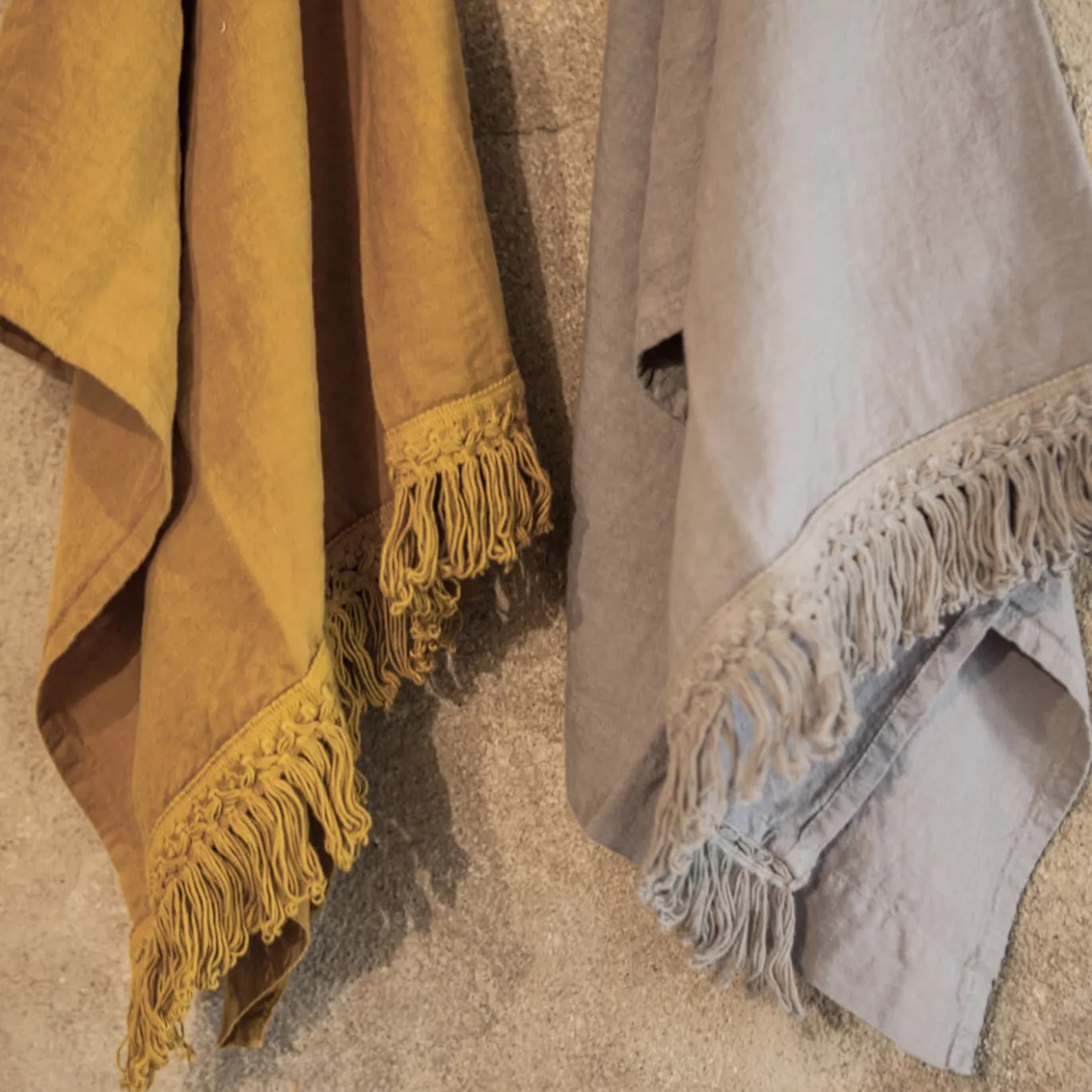 Set di 2 asciugamani in lino senape con lunghe frange