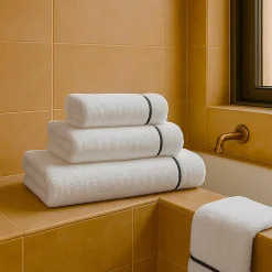 Set di asciugamani ricamati BACCHETTA in cotone spugna bianco