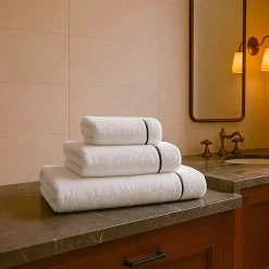 Set di asciugamani ricamati BACCHETTA in cotone spugna bianco