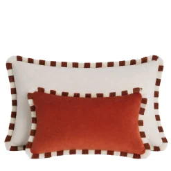 Set di due cuscini Happy bicolore bianchi e rossi con frange