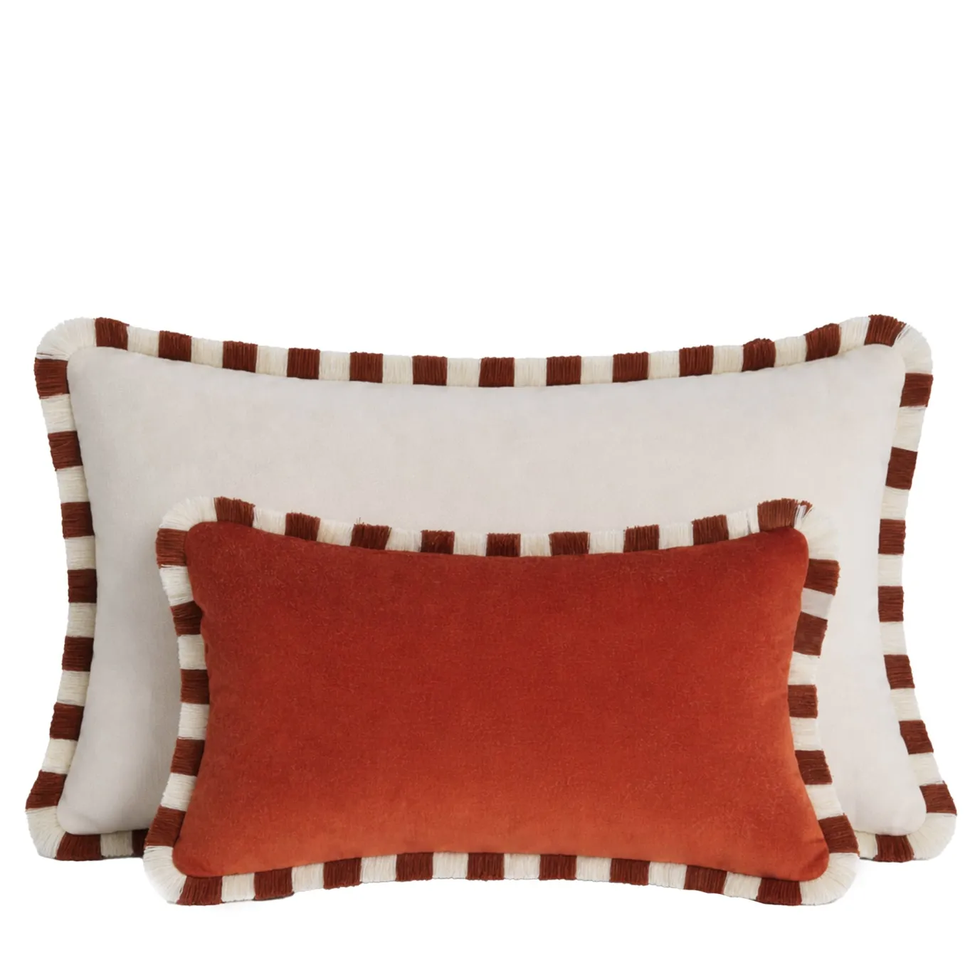 Set di due cuscini Happy bicolore bianchi e rossi con frange
