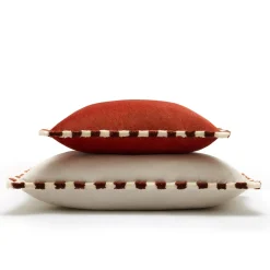 Set di due cuscini Happy bicolore bianchi e rossi con frange