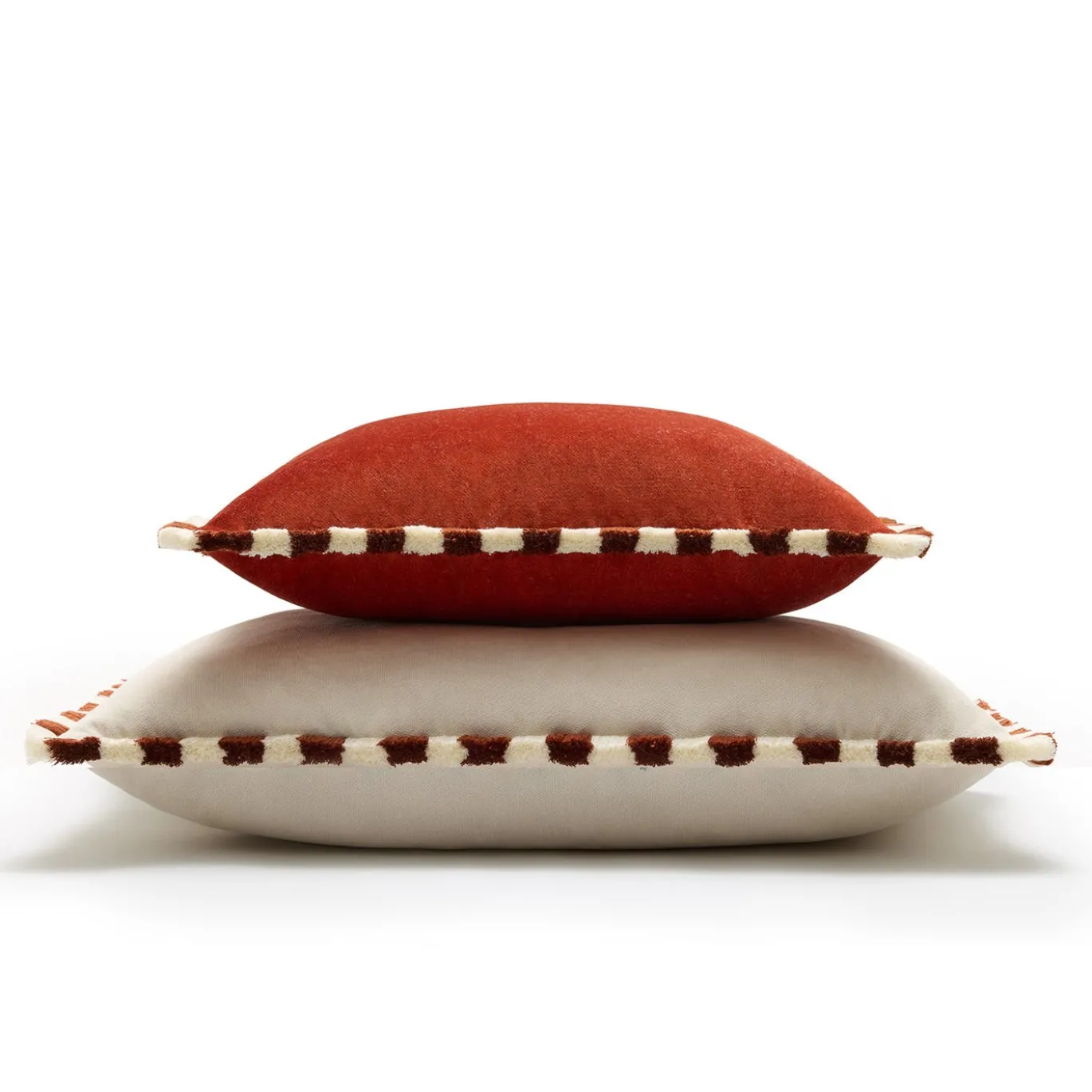 Set di due cuscini Happy bicolore bianchi e rossi con frange