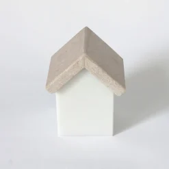 Set di 2 sculture a forma di casetta in marmo di Carrara e Portogallo di Paola Giubbani
