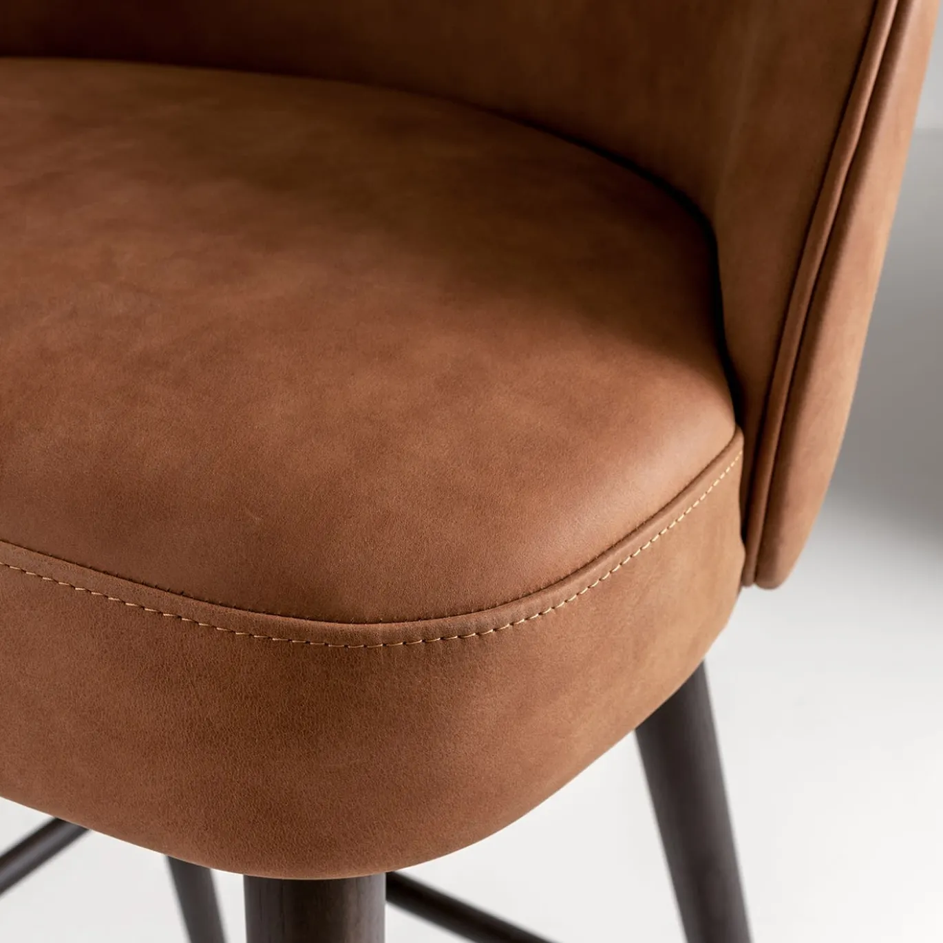 Sgabello Alto LV 101 S in Pelle Nabuk con Gambe in Legno Tinto