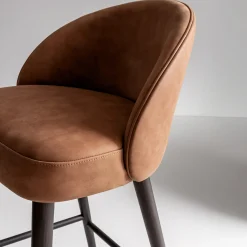 Sgabello Alto LV 101 S in Pelle Nabuk con Gambe in Legno Tinto