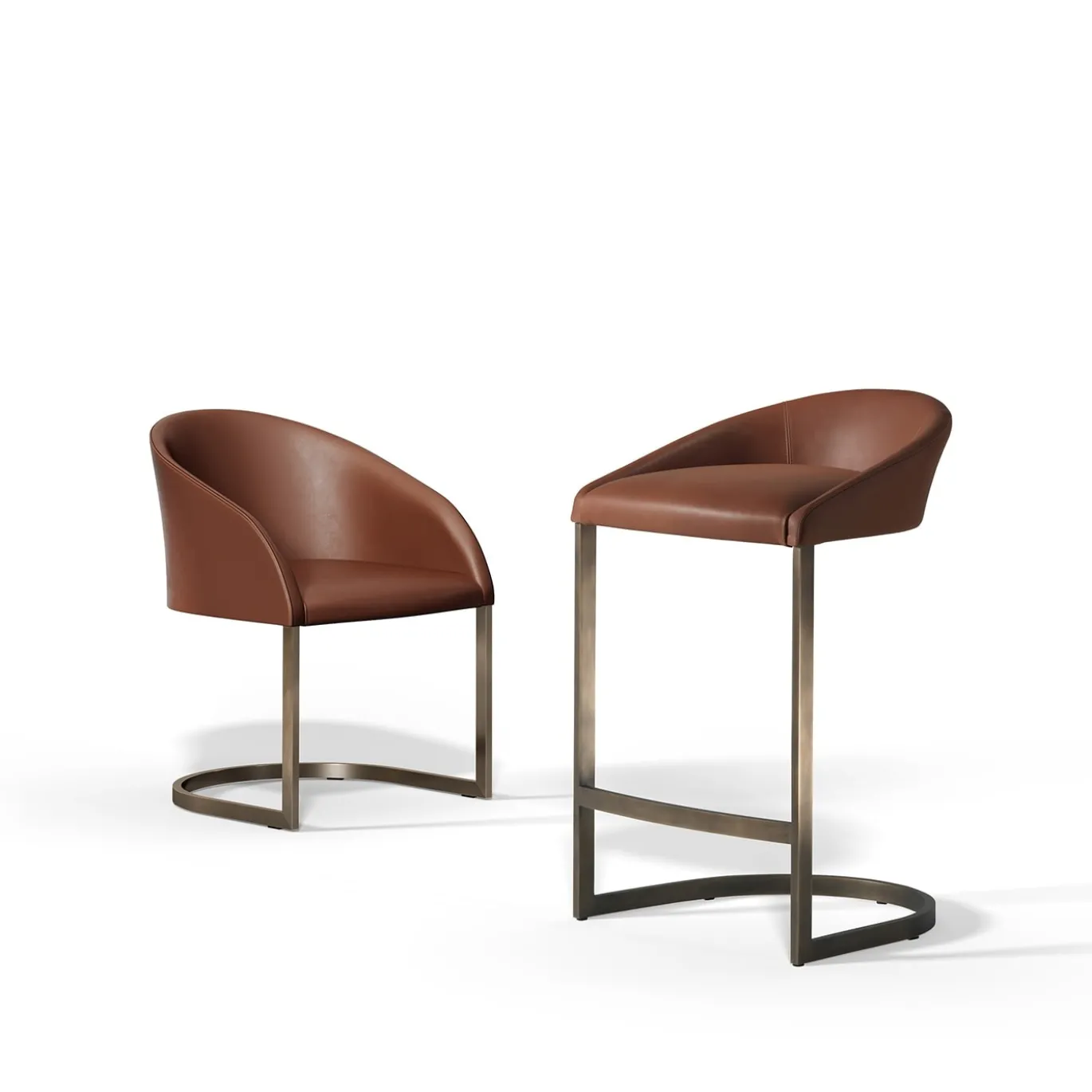 Sgabello alto Sign in pelle marrone con base in ottone finitura bronzo