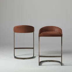 Sgabello alto Sign in pelle marrone con base in ottone finitura bronzo