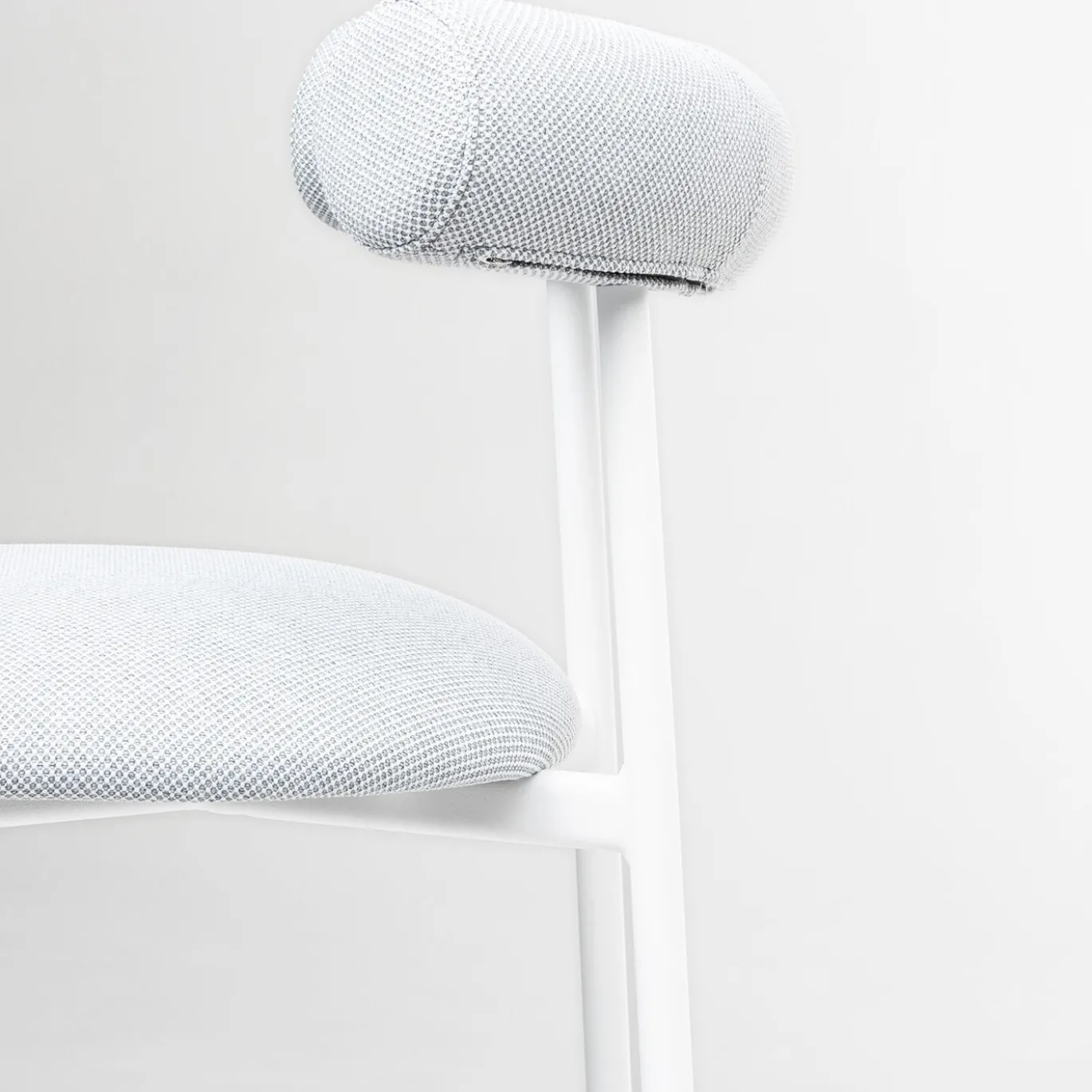 Sgabello basso bianco Pampa SG-65 di Studio Pastina