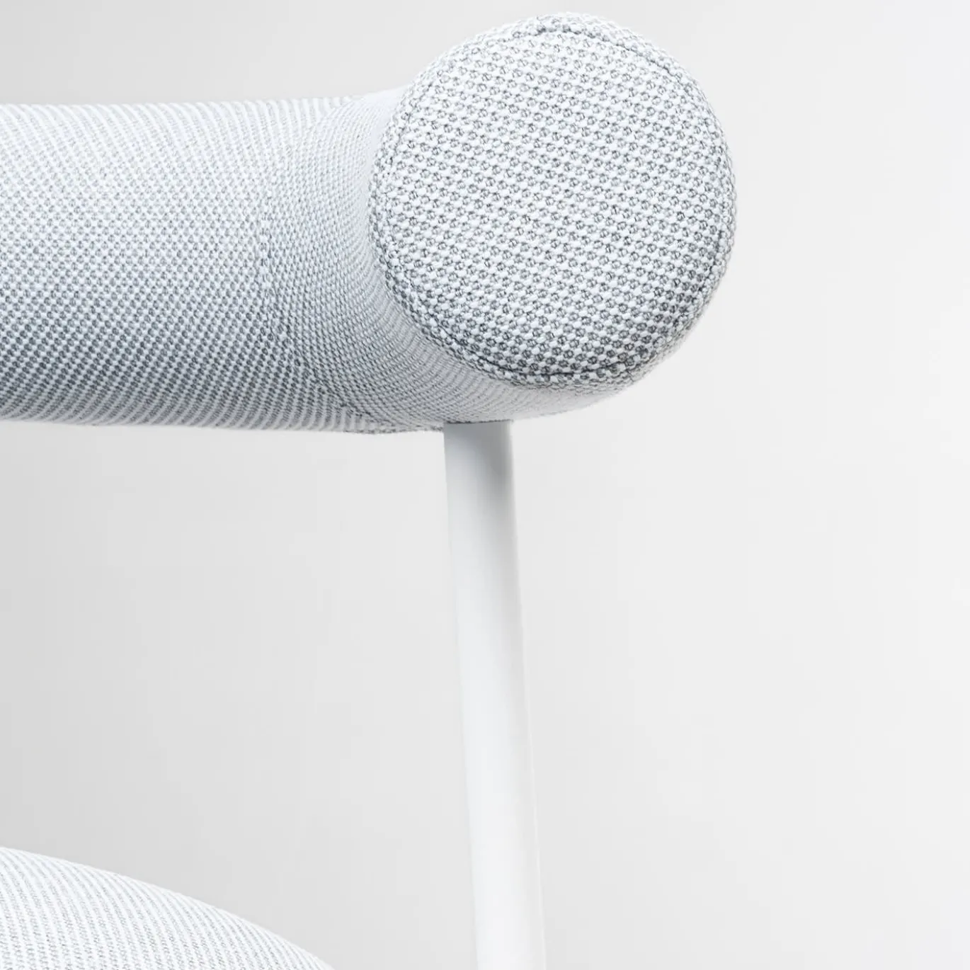 Sgabello basso bianco Pampa SG-65 di Studio Pastina