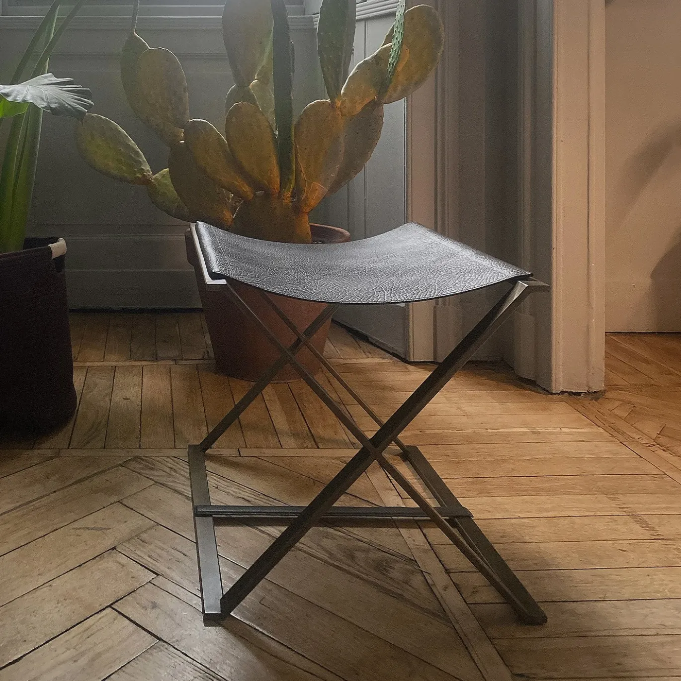 Sgabello Clifton4 in pelle e metallo galvanizzato