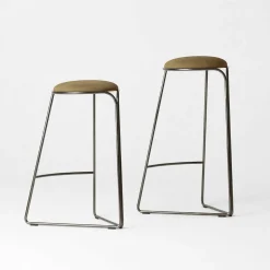 Sgabello da bancone Flow Alto in metallo con finitura Ultrablack