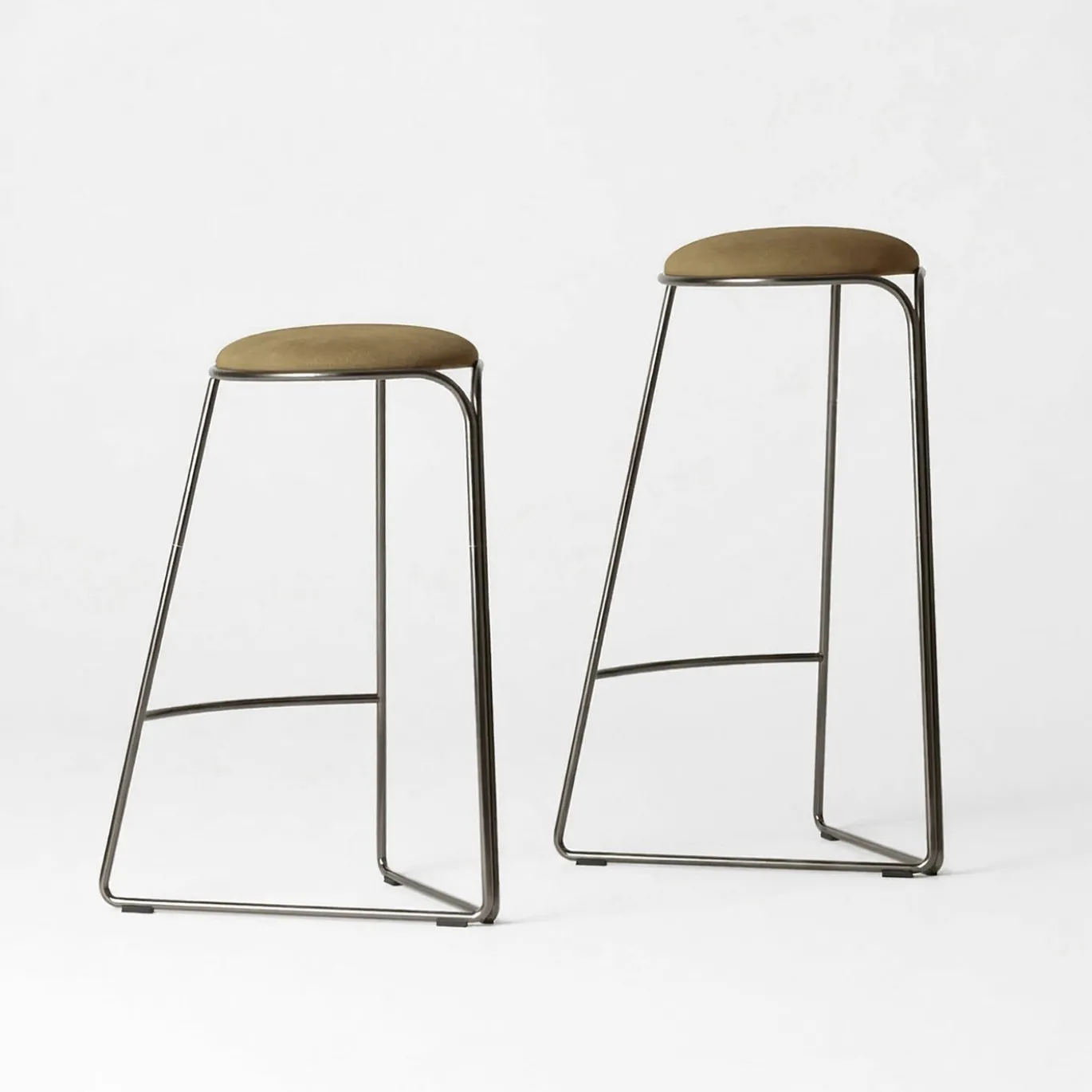 Sgabello da bancone Flow Alto in metallo con finitura Ultrablack