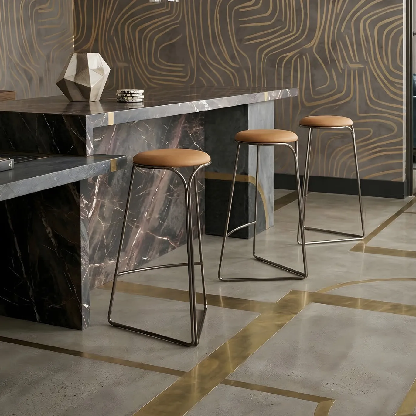 Sgabello da bancone Flow Alto in metallo con finitura Ultrablack