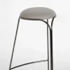 Sgabello da bancone Flow Alto in metallo con finitura Ultrablack e seduta grigia