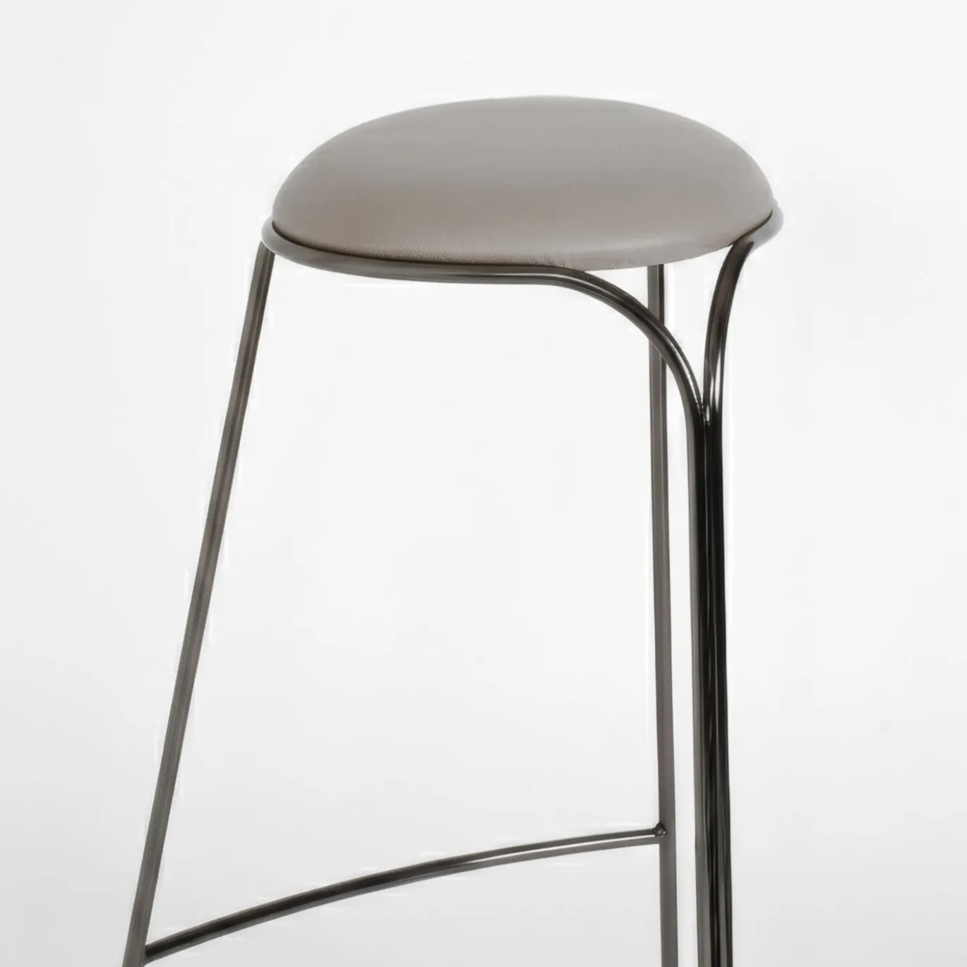 Sgabello da bancone Flow Alto in metallo con finitura Ultrablack e seduta grigia