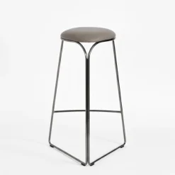 Sgabello da bancone Flow Alto in metallo con finitura Ultrablack e seduta grigia