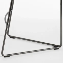 Sgabello da bancone Flow Alto in metallo con finitura Ultrablack e seduta grigia