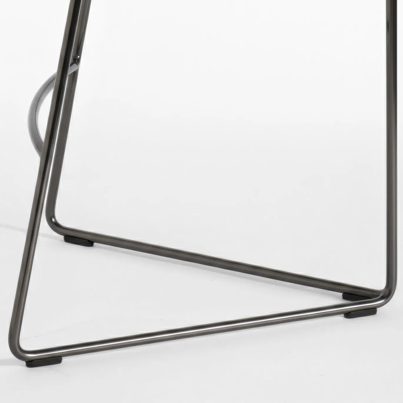Sgabello da bancone Flow Alto in metallo con finitura Ultrablack e seduta grigia
