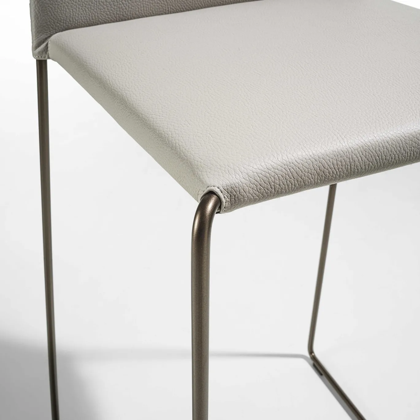 Sgabello da bar Bizzy in pelle Pearl