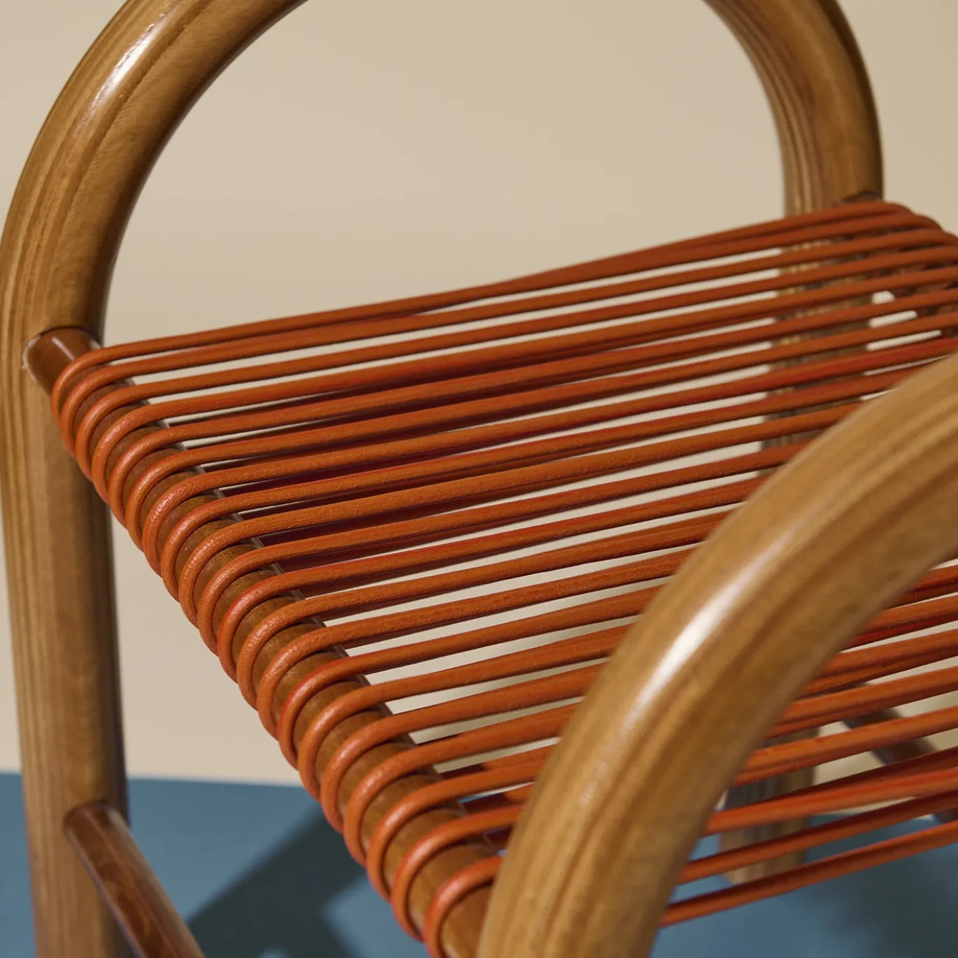 Sgabello in legno multistrato e cuoio arancione
