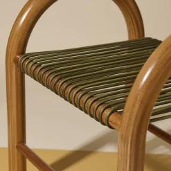 Sgabello in legno multistrato e cuoio verde