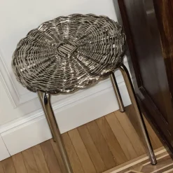 Sgabello in metallo intrecciato placcato argento