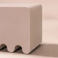 Sgabello in pelle rosa ossica