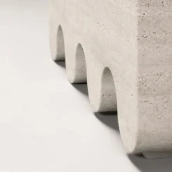 Sgabello in travertino bianco Ossicle