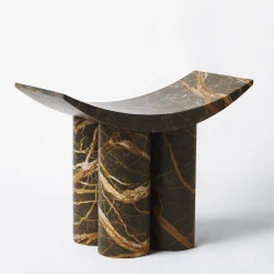 Sgabello scultoreo in marmo Gamma Moroccan Port Laurent
