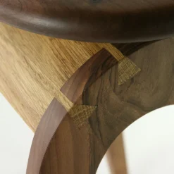 Sgabello Stu:l in legno di noce e rovere