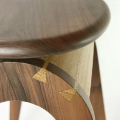 Sgabello Stu:l in legno di noce e rovere