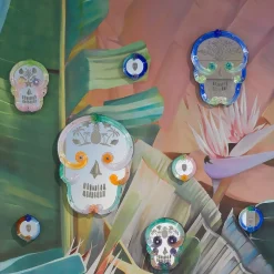 Specchio con teschio rotondo blu di Bradley Theodore