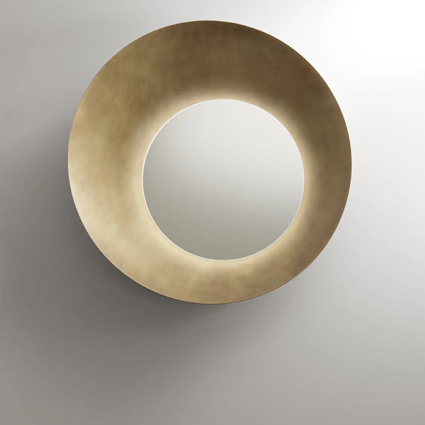 Specchio da parete Brame in ottone con luce LED di R&D De Castelli