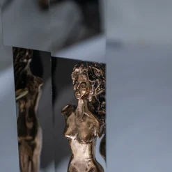 Specchio da parete Mirage con scultura in bronzo e acciaio argento