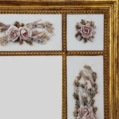 Specchio da Parete Oro con Porcellana Biscuit di Capodimonte e Rose Dipinte