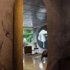 Specchio da parete ovale Orizzonte in resina spatolata oro