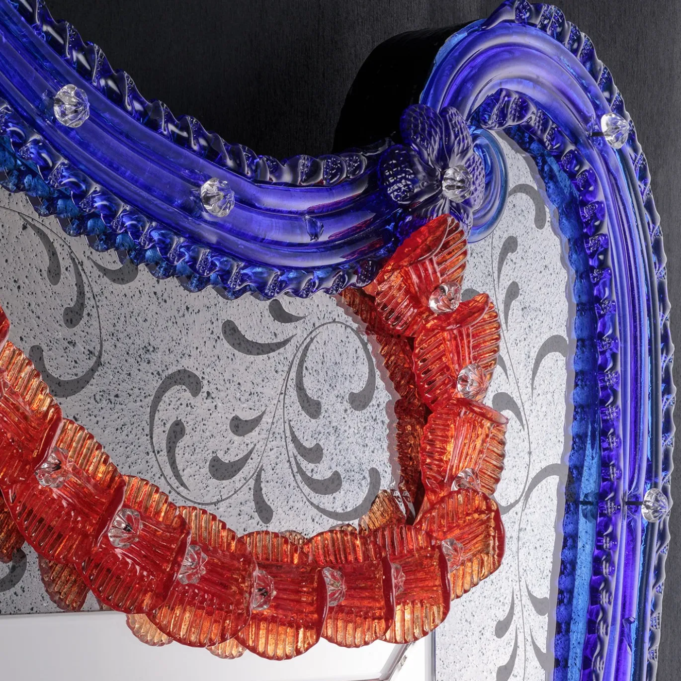 Specchio da parete Ramses in vetro di Murano blu e rosso