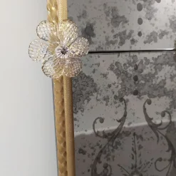 Specchio da parete rettangolare Efesto in vetro di Murano grigio con motivo floreale inciso