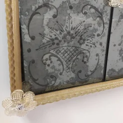 Specchio da parete rettangolare Efesto in vetro di Murano grigio con motivo floreale inciso