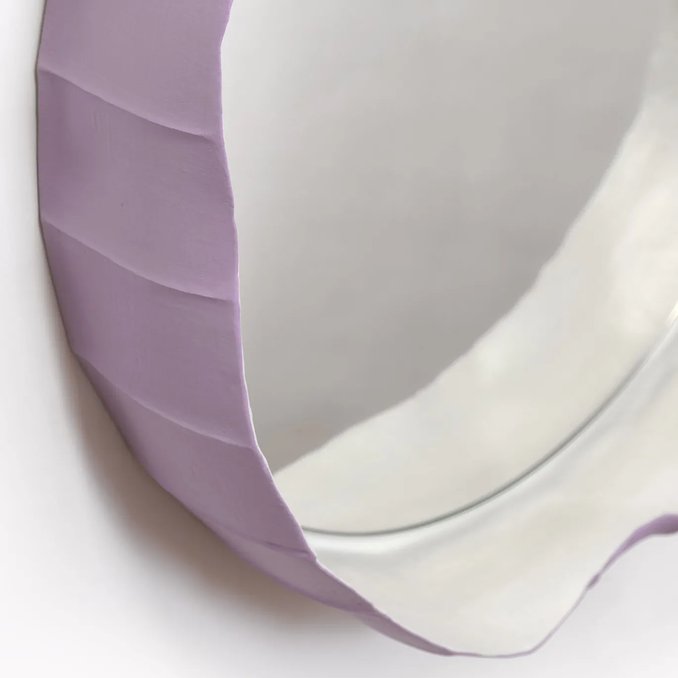 Specchio da parete rotondo in ceramica viola Ninfea 40 di Paronetto e Botticelli